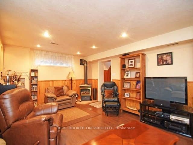 1602 Coram Crescent Lower