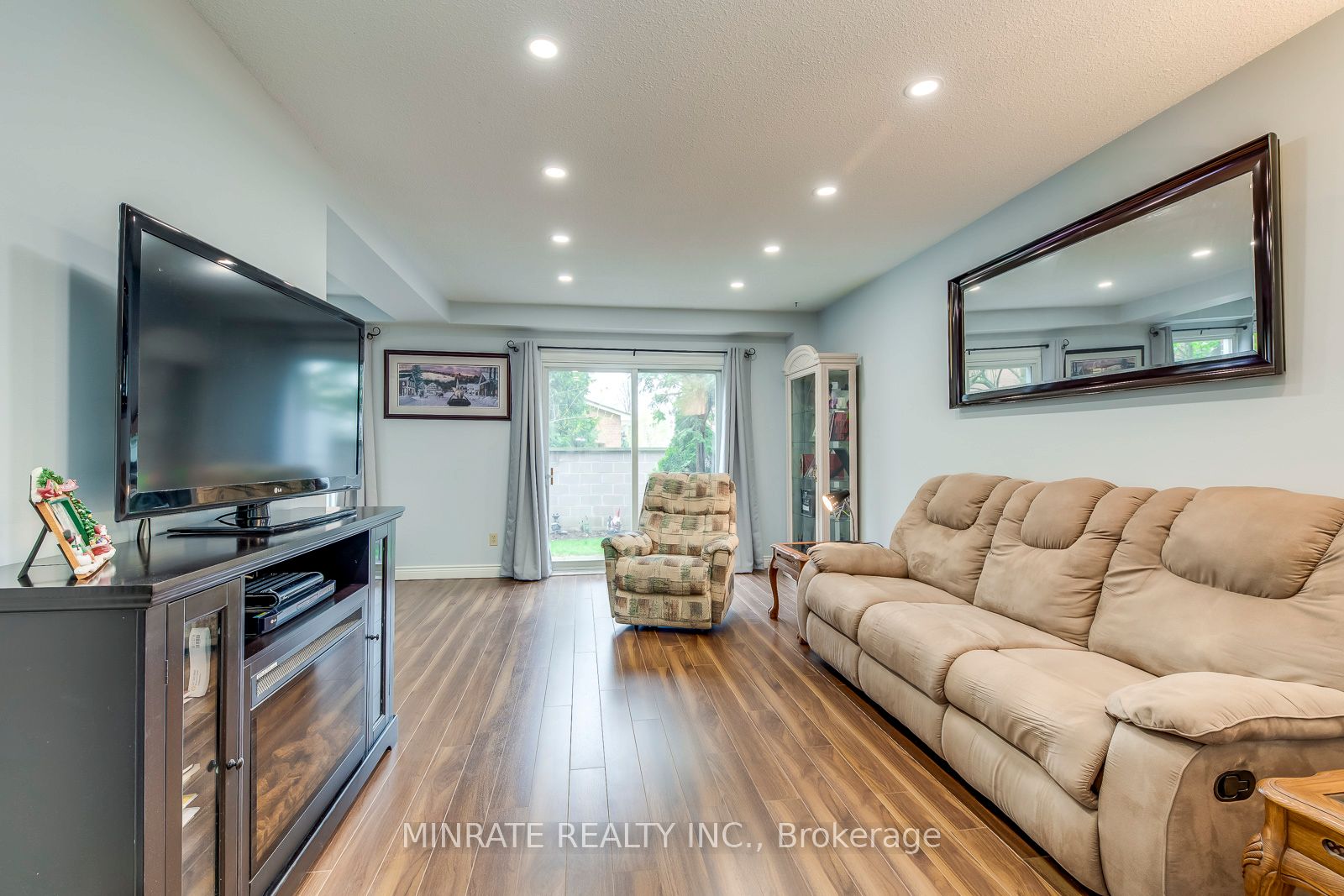 1548 Newlands Crescent 14