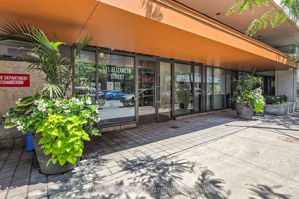 Photo of 111 Elizabeth Street #917, Toronto, ON M5G 1P7 (MLS # C13574132)