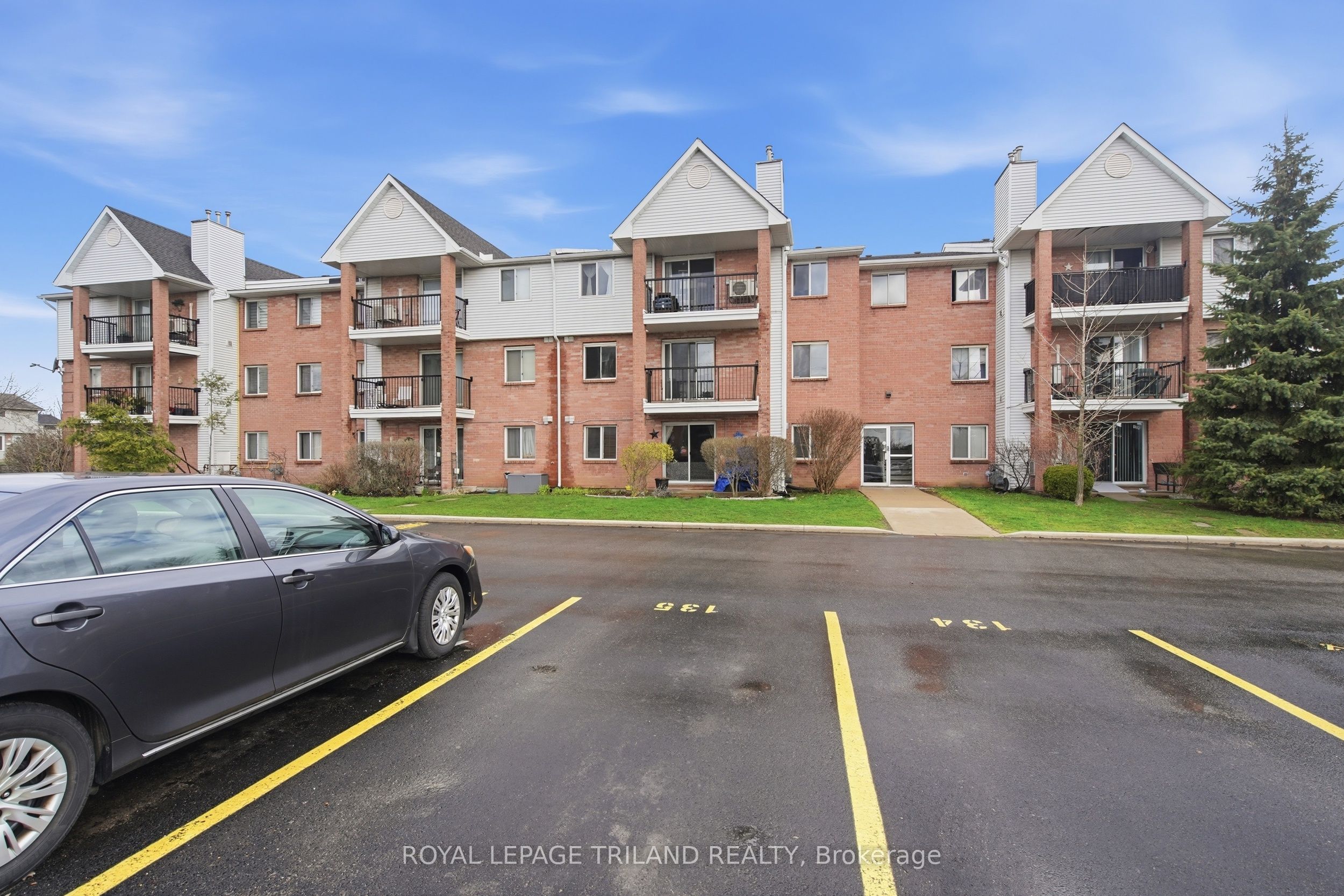 Photo 1 of 27 — 1096 Jalna Boulevard 135, London South, ON N6E 3B8