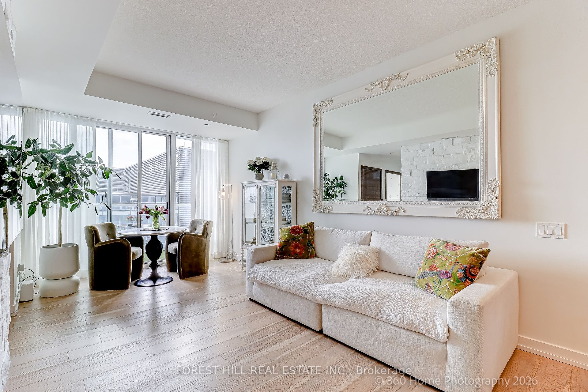 17 Bathurst Street 1215