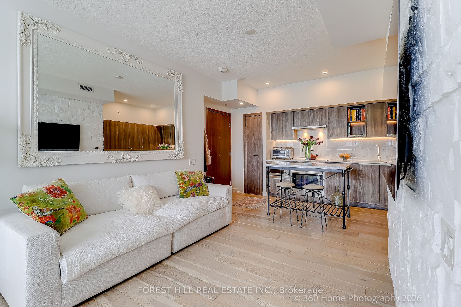 17 Bathurst Street 1215