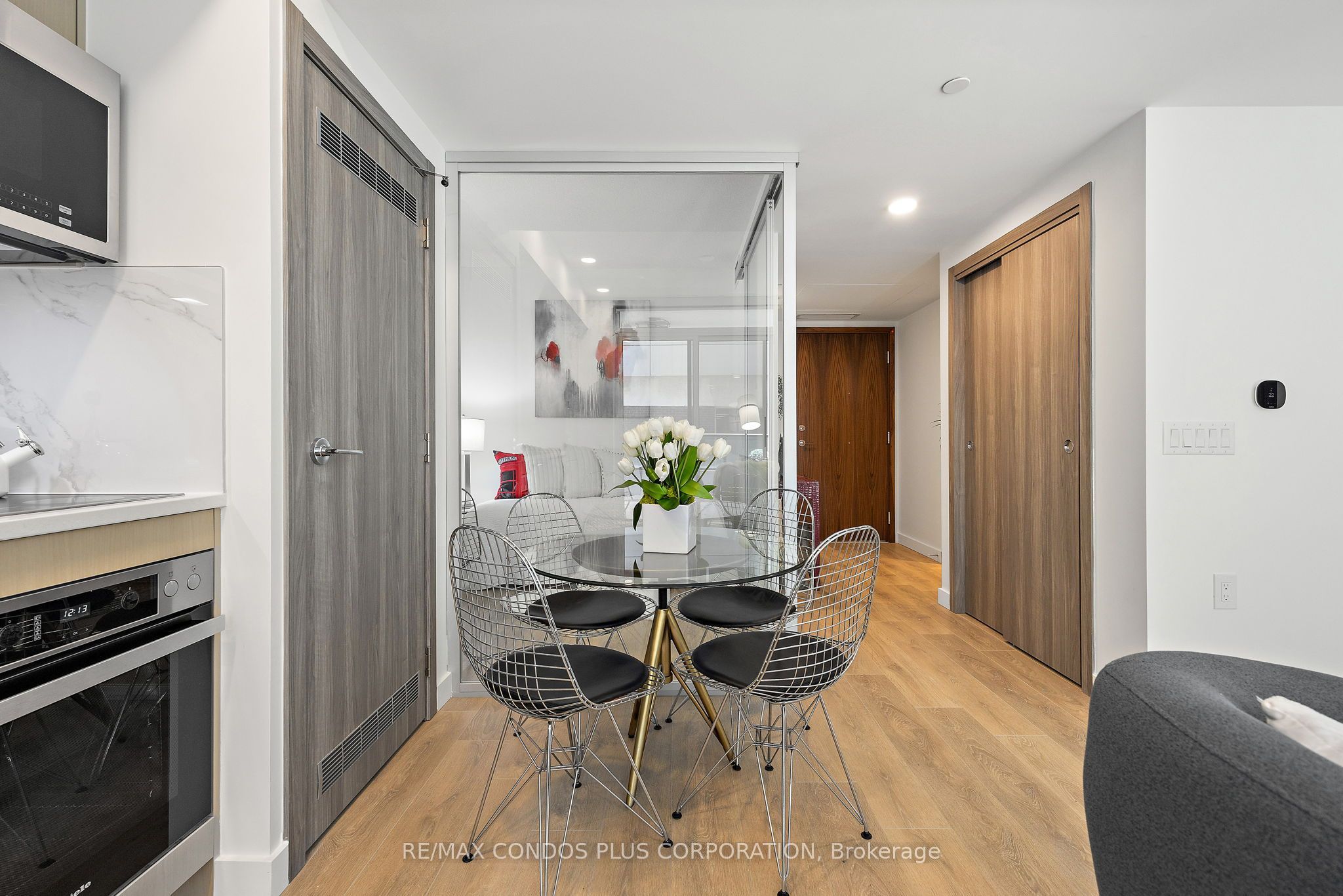 38 Widmer Street 810