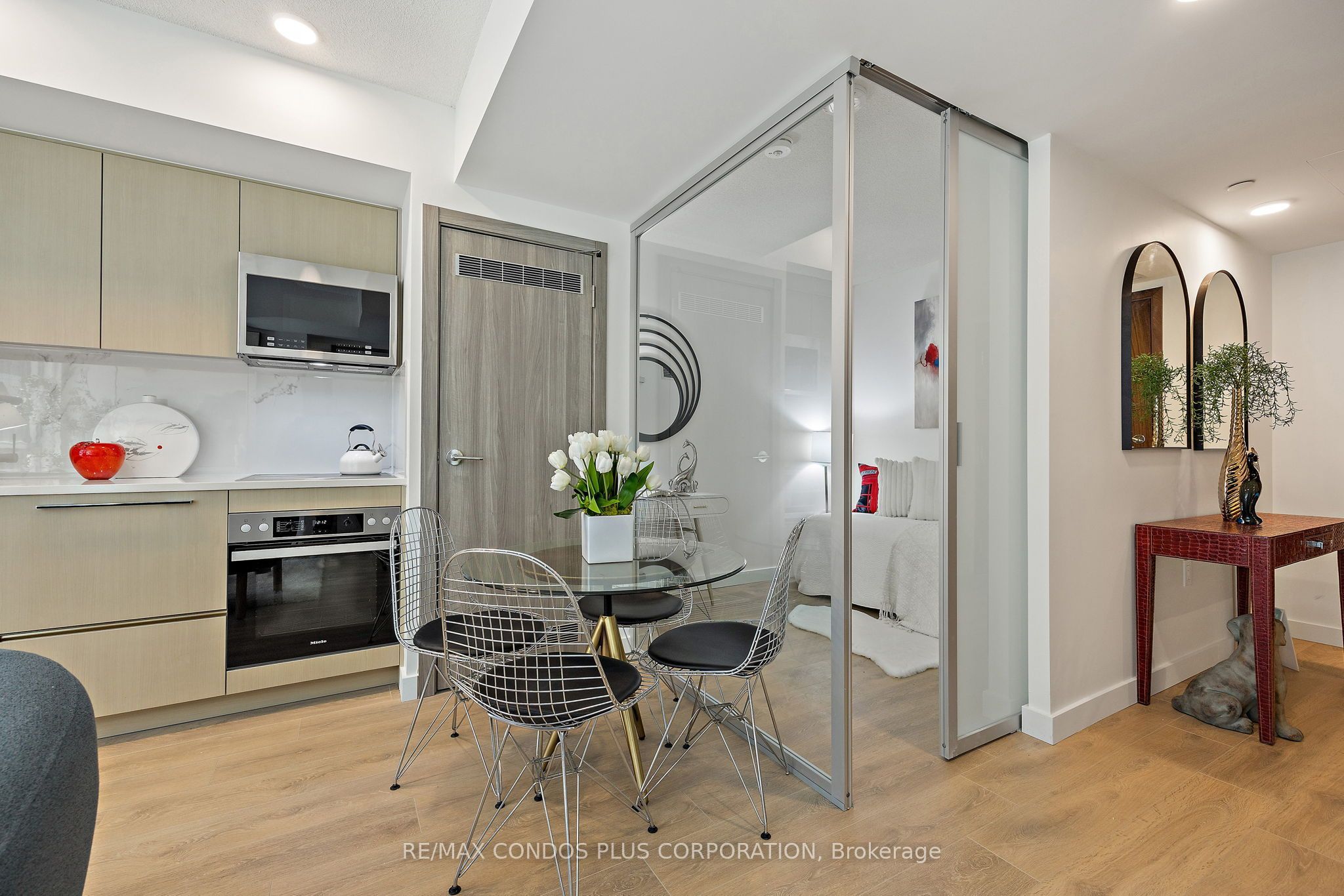 38 Widmer Street 810