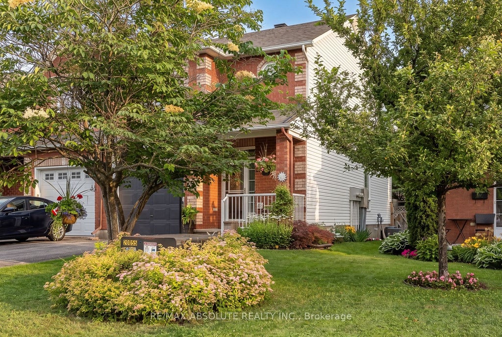 Photo of 36 Chantilly Gate, Stittsville - Munster - Richmond, ON K2S 2B1 (MLS # X13561628)