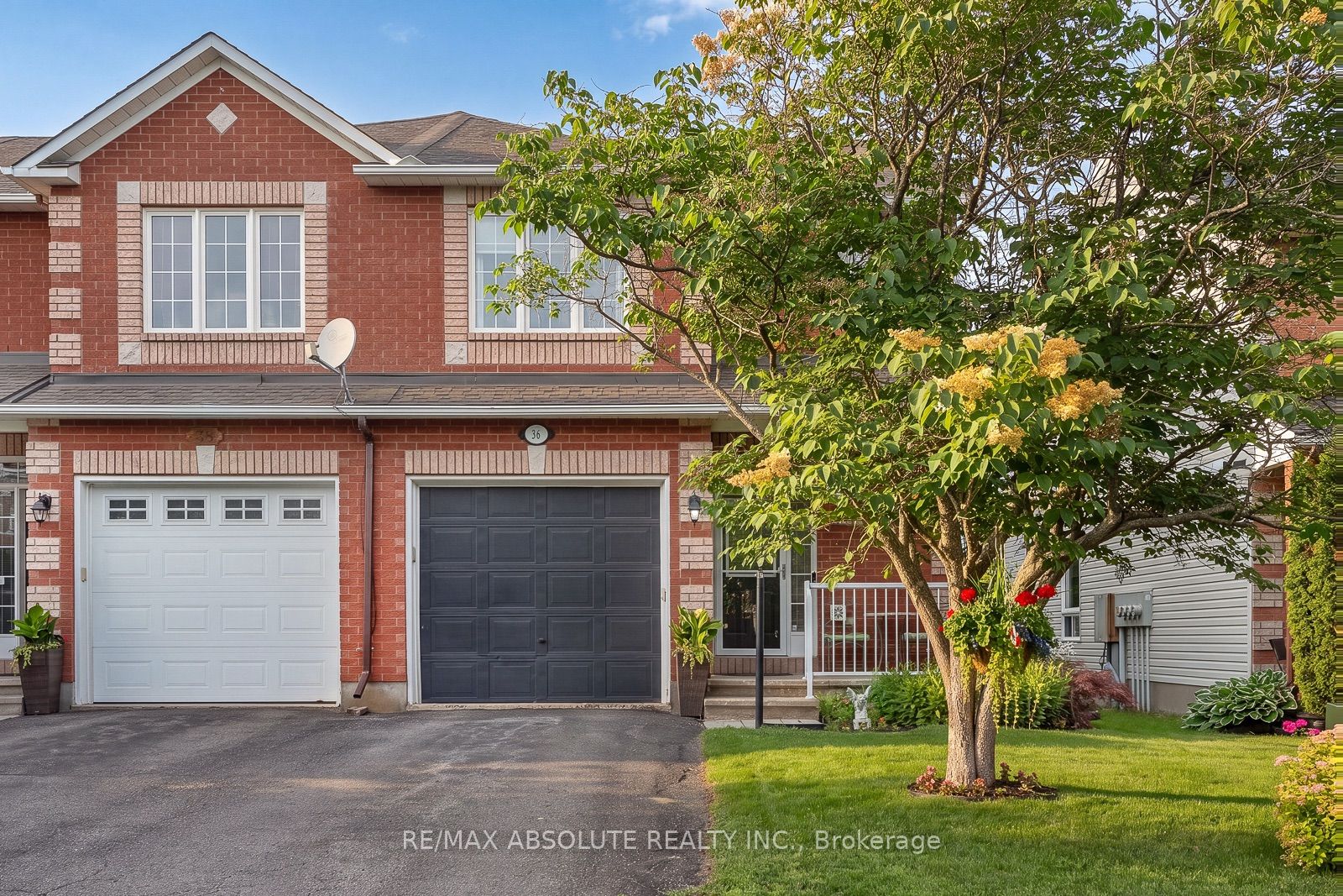 Photo 1 of 43 — 36 Chantilly Gate, Stittsville - Munster - Richmond, ON K2S 2B1