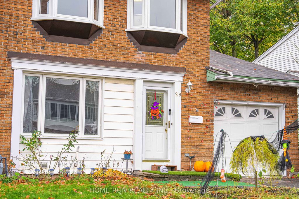 Photo of 29 Cymbeline Drive, Bells Corners and South to Fallowfield, ON K2H 7X9 (MLS # X12482532)