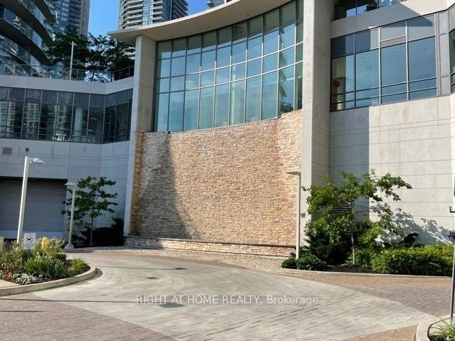 2240 Lakeshore Boulevard W 2707