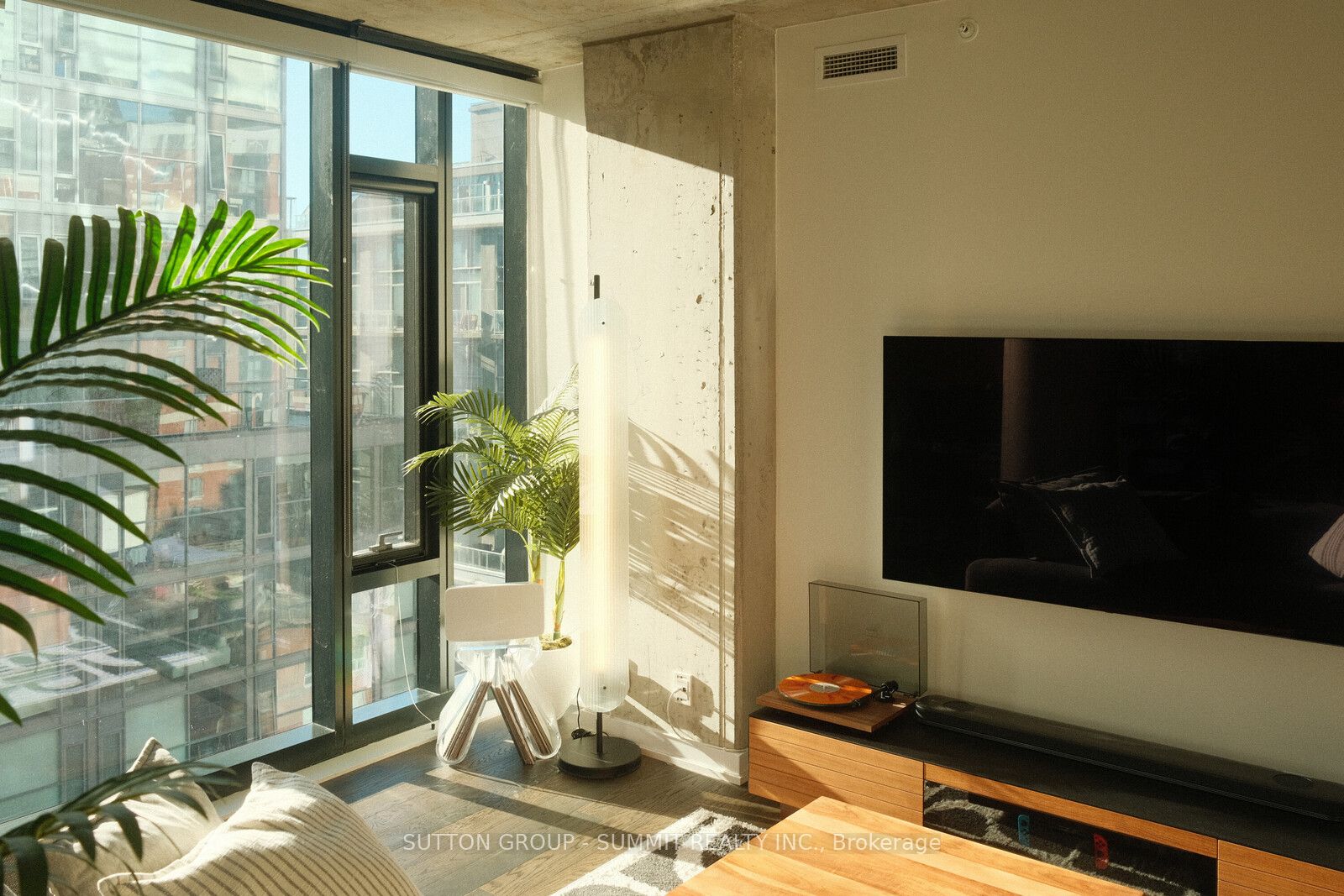 11 Charlotte Street 902