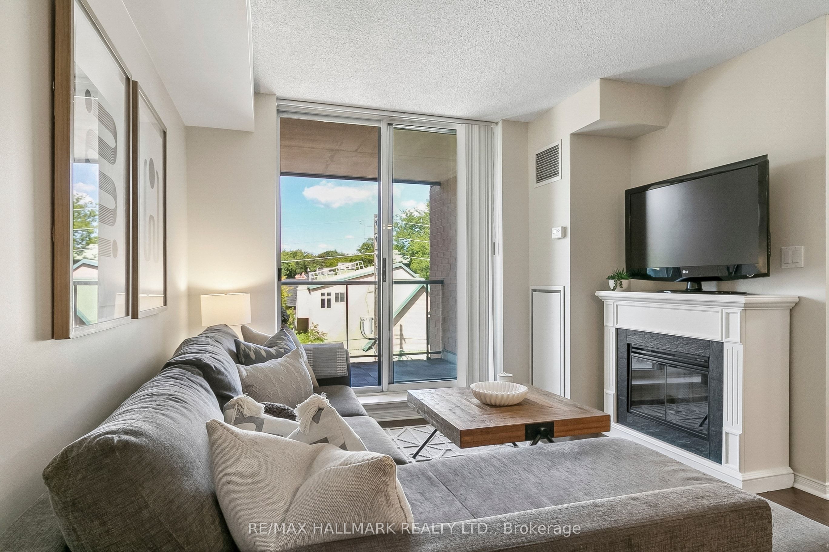 1733 Queen Street E 418
