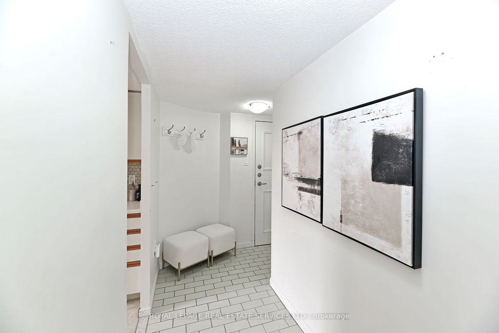 Photo of 255 The Donway West N/A #320, Toronto, ON M3B 3M3 (MLS # C12480295)