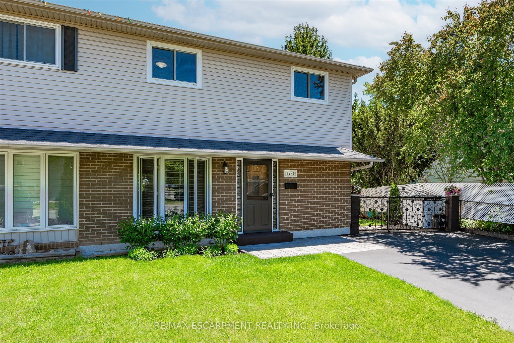 1280 CONSORT Crescent