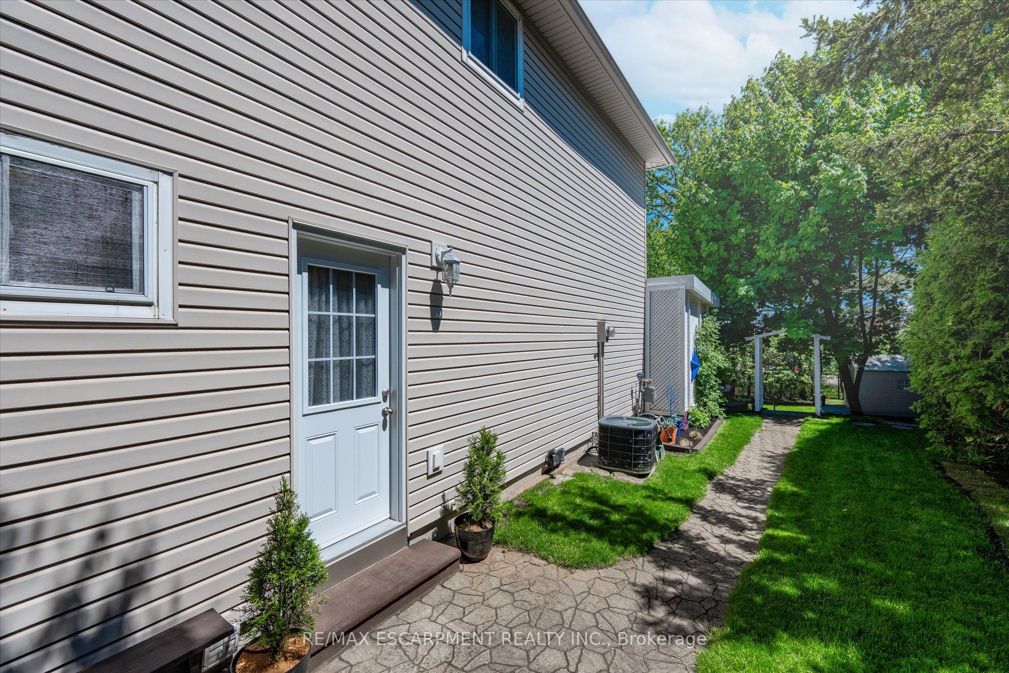 1280 CONSORT Crescent