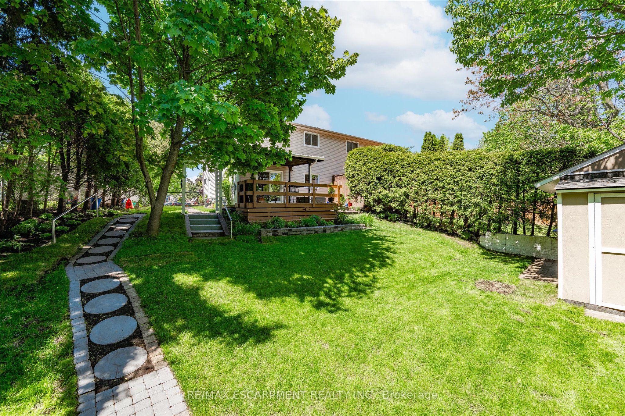 1280 CONSORT Crescent