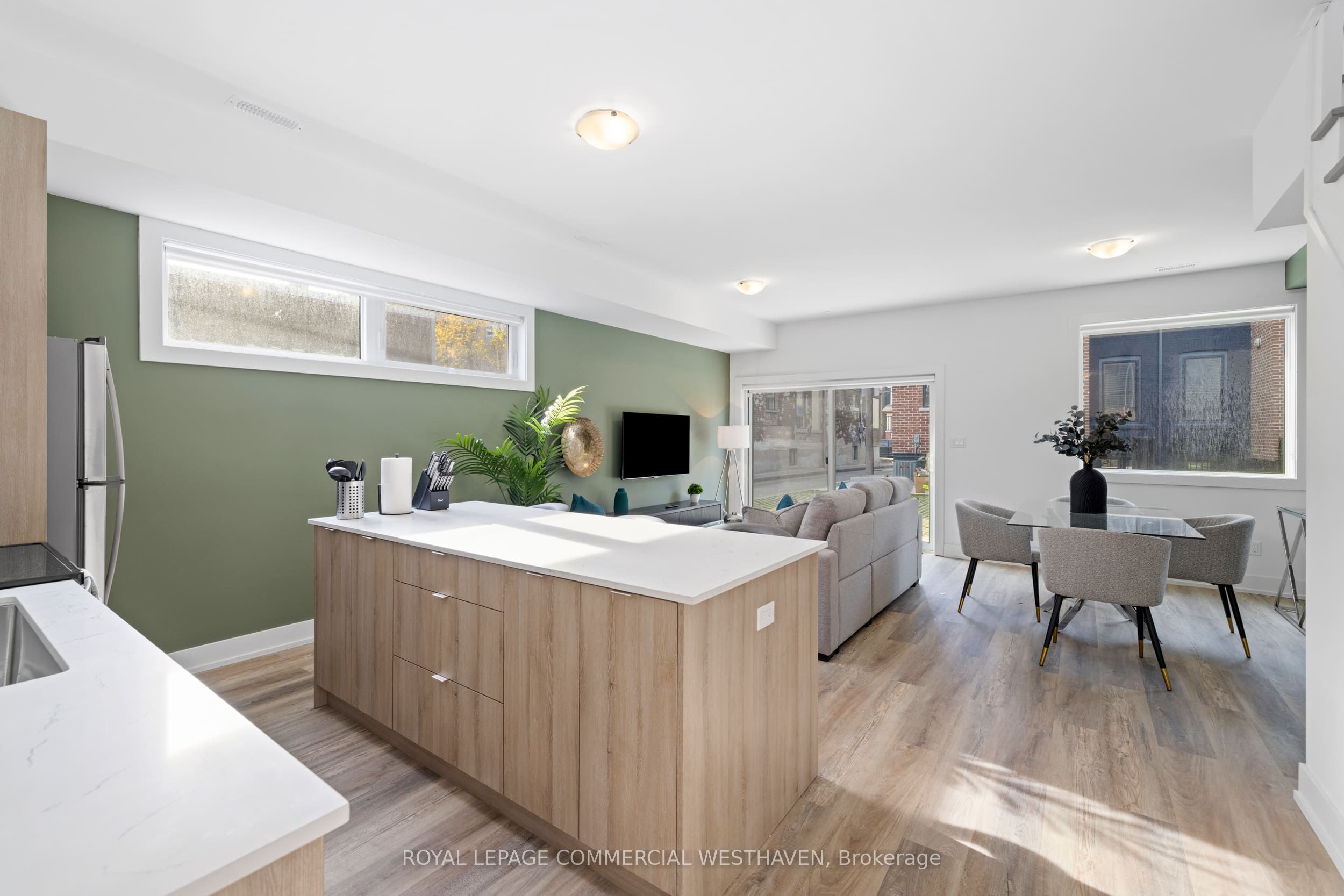 447 Lansdowne Avenue Laneway