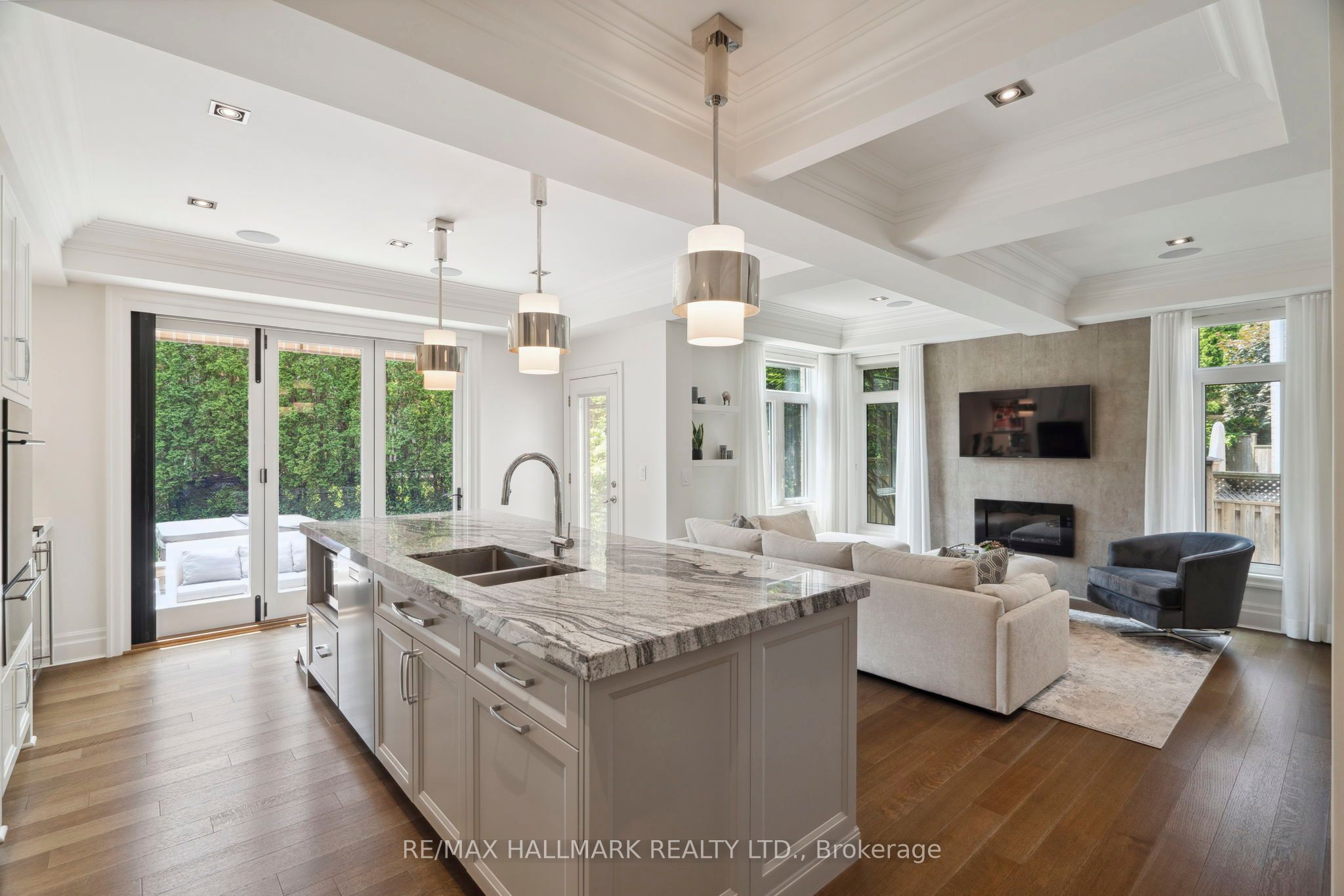 2092 PINEVALLEY Crescent