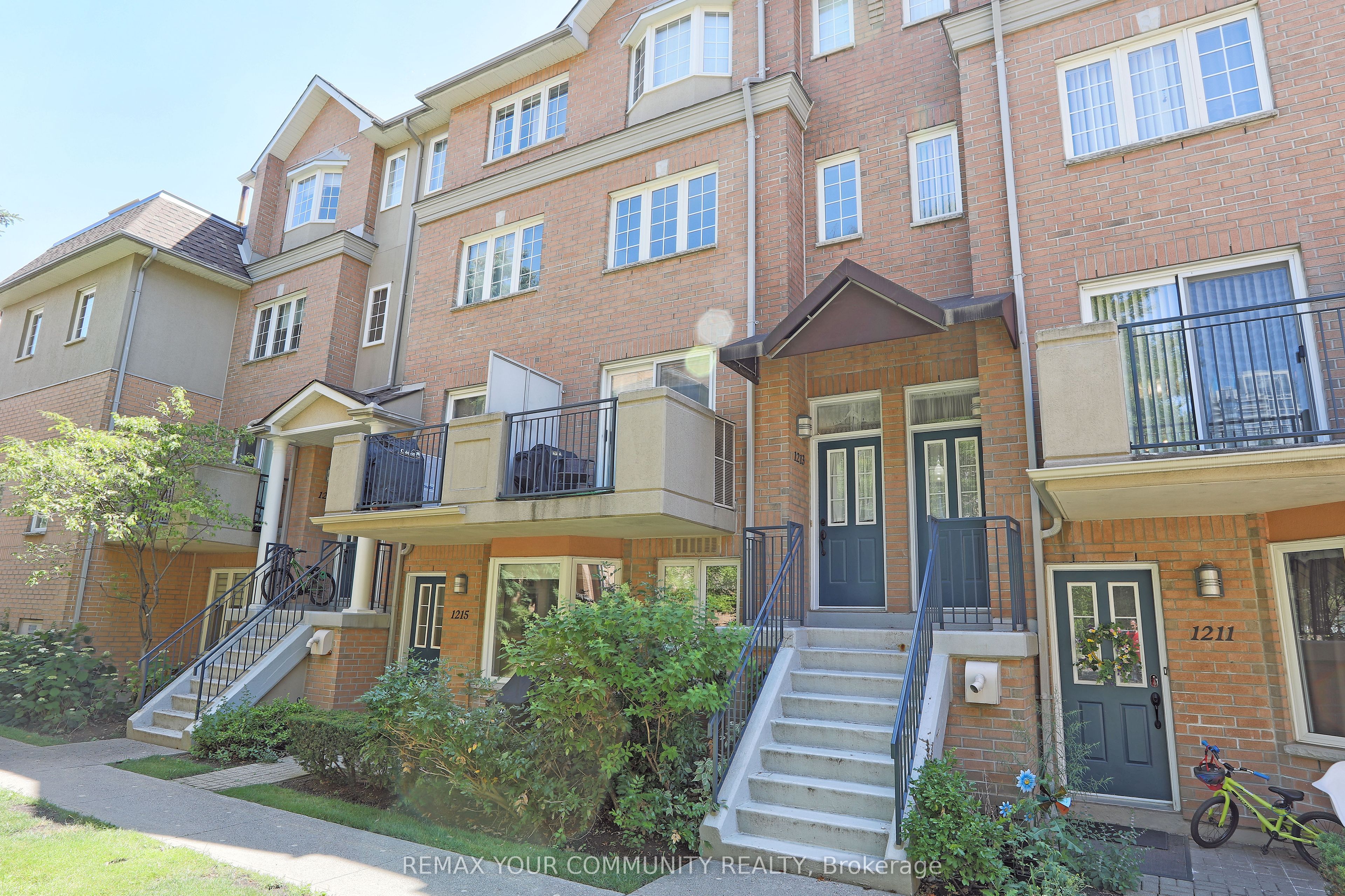 Photo 1 of 36 — 28 Sommerset Way 1213, Toronto, ON M2N 6W7