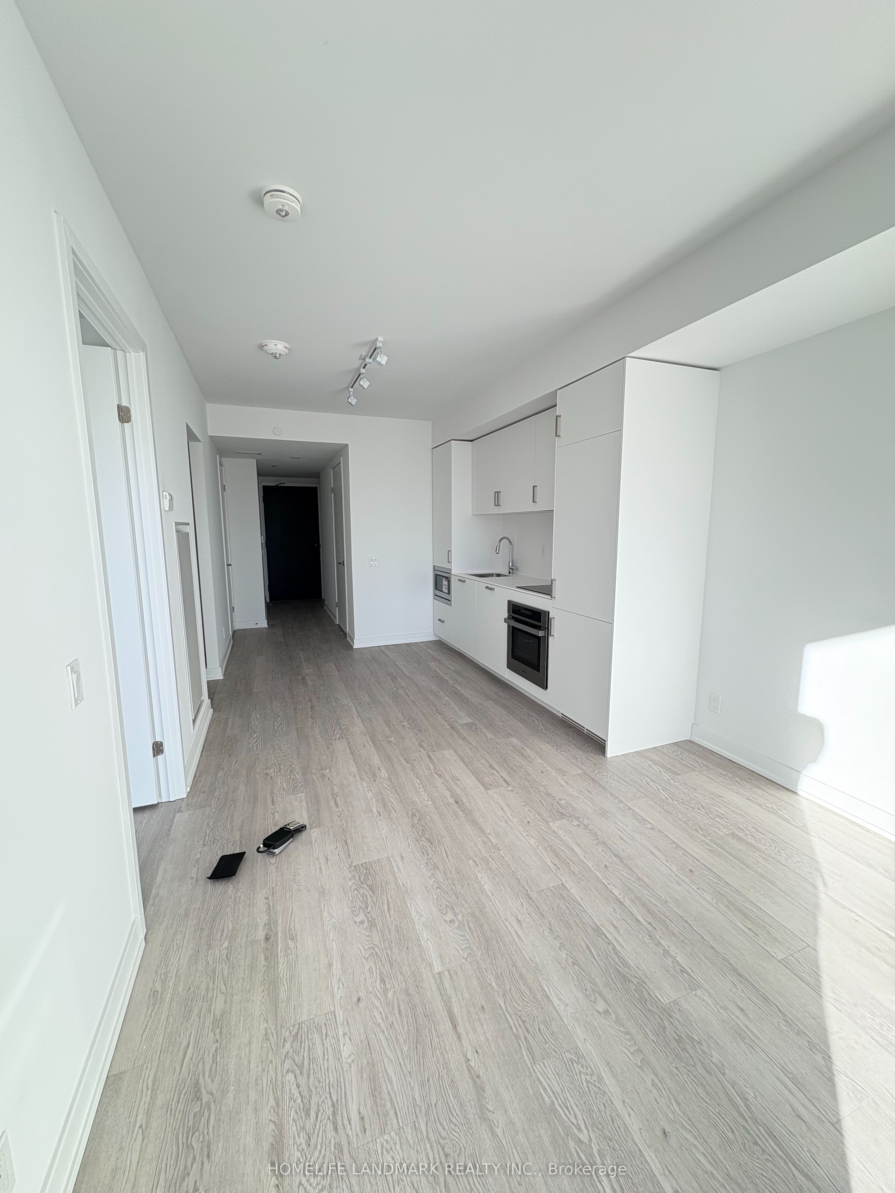 88 QUEEN Avenue E 2305