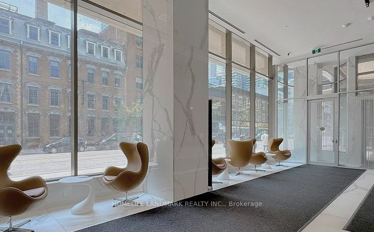 88 QUEEN Avenue E 2305