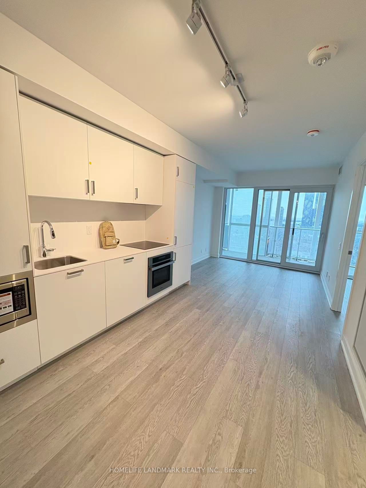 88 QUEEN Avenue E 2305