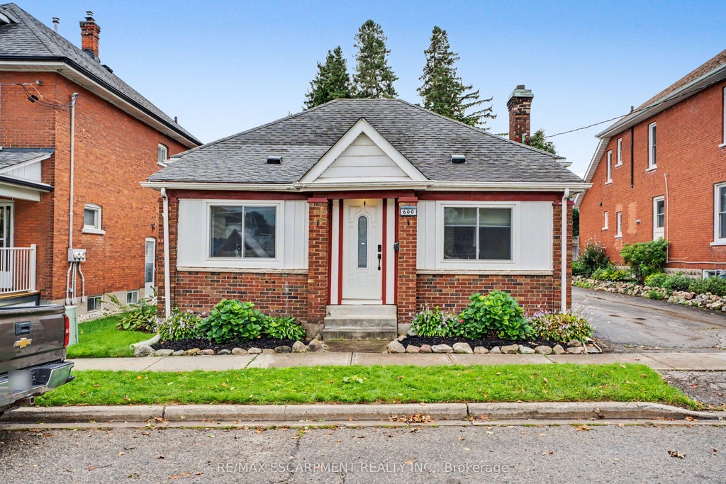 Photo of 600 PEEL Street, Woodstock, ON N4S 1K7 (MLS # X13756694)