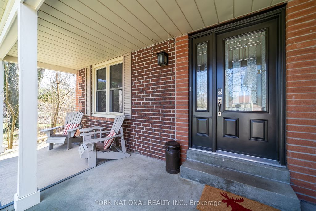 Photo of 1 Eves Court, Newmarket, ON L3Y 7P8 (MLS # N13114560)