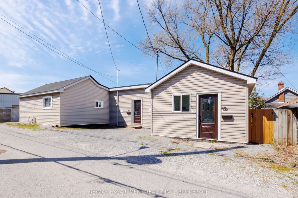 Photo of 13 Chestnut Lane, St. Catharines, ON L2T 1G3 (MLS # X13044862)