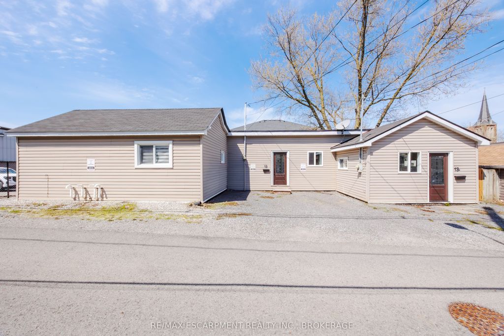 Photo of 13 Chestnut Lane, St. Catharines, ON L2T 1G3 (MLS # X13044862)