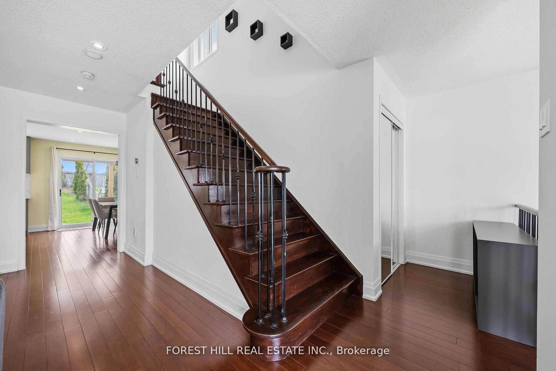 110 Foxfield Crescent