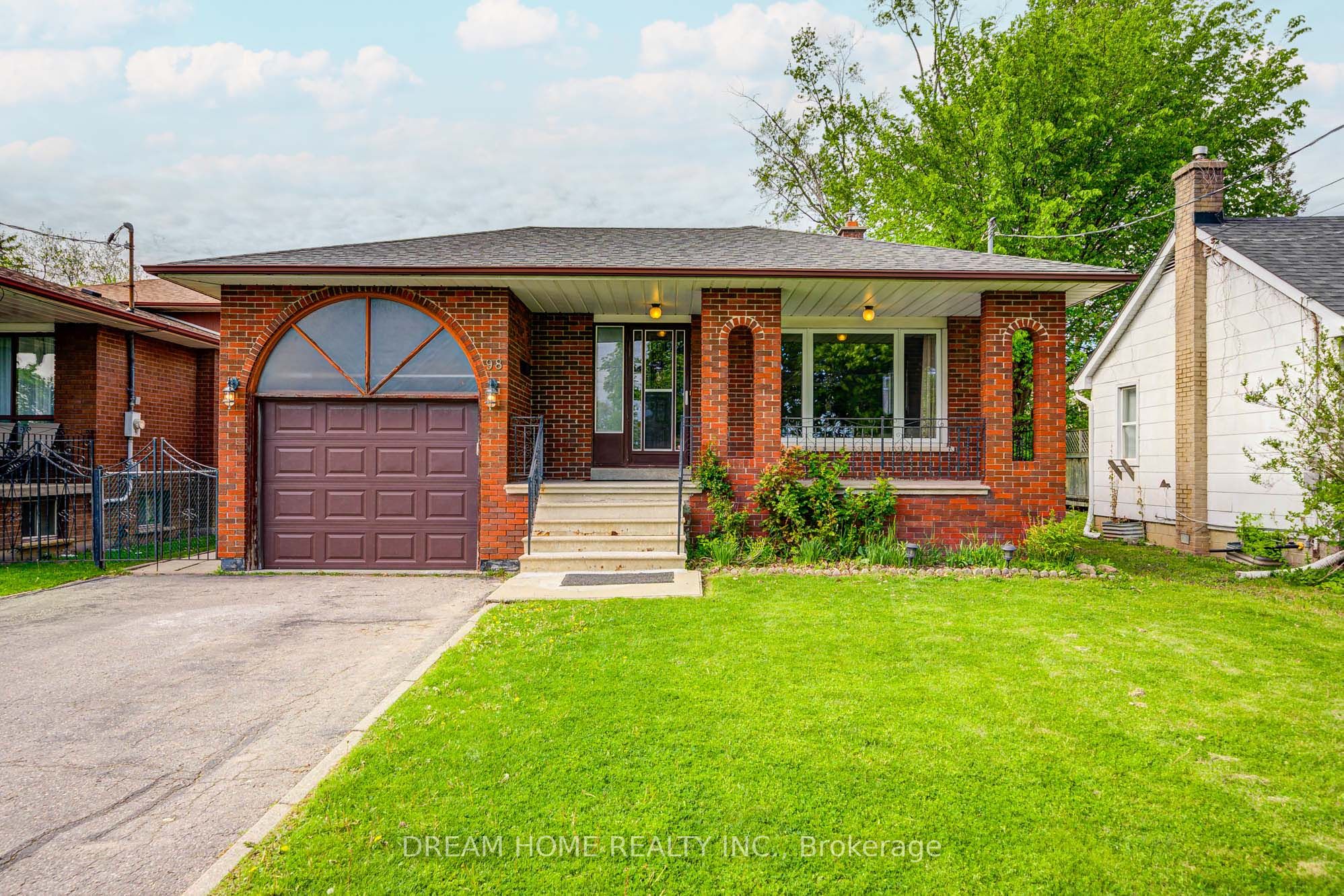 Photo 1 of 26 — 98 Weldrick Road W, Richmond Hill, ON L4C 3T8