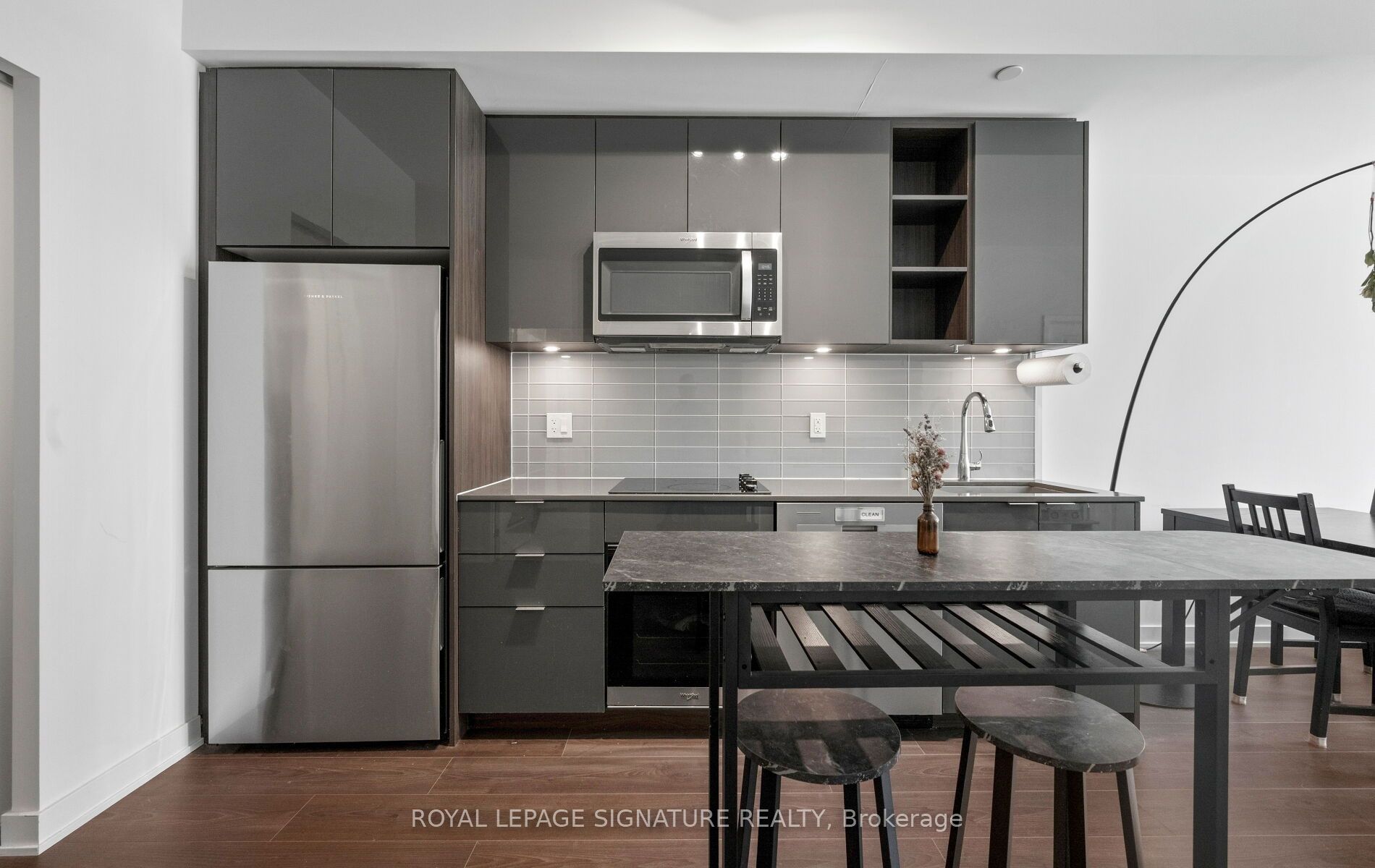 543 Richmond Street W 427