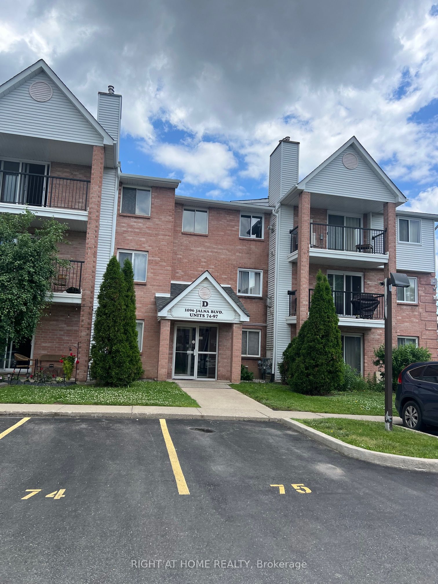 Photo 1 of 18 — 1096 Jalna Boulevard 91, London South, ON N6E 3B8