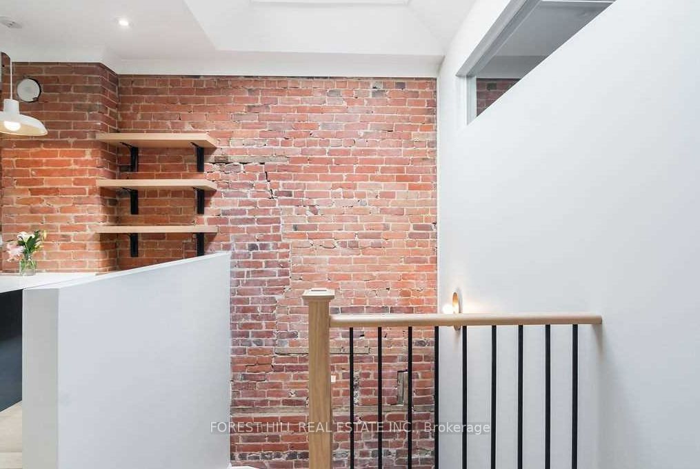 1216 Dundas Street W 3