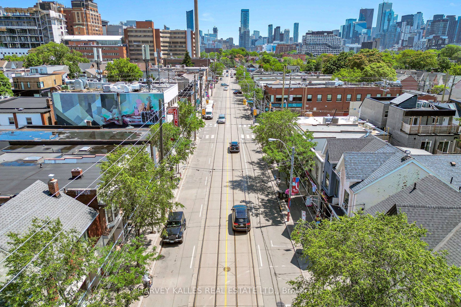 819 Dundas Street W