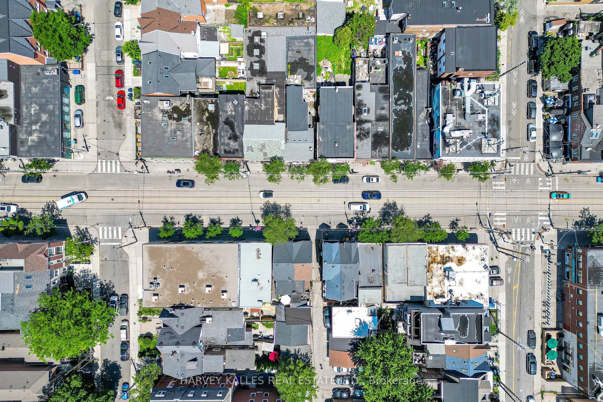 819 Dundas Street W