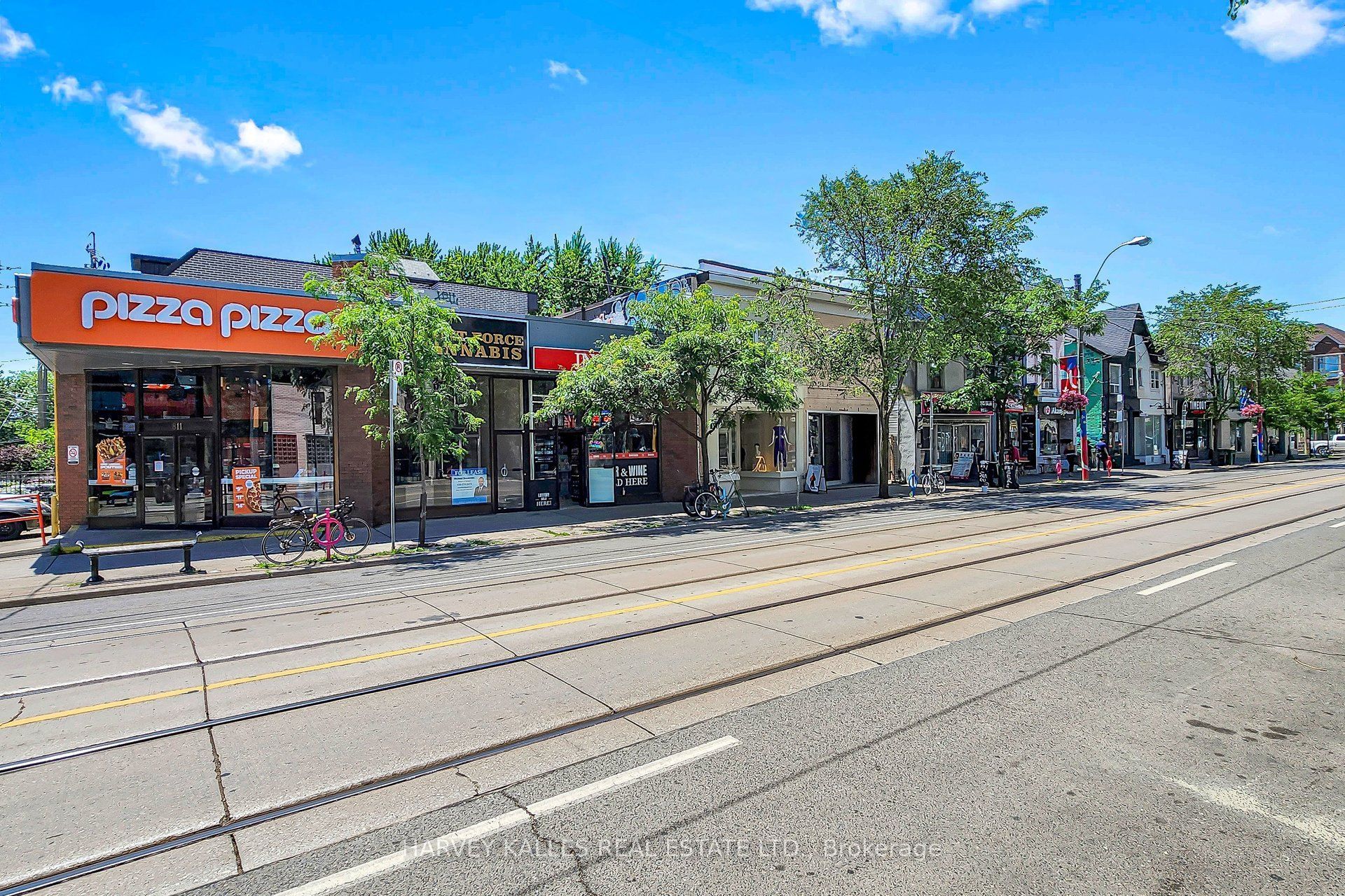 819 Dundas Street W