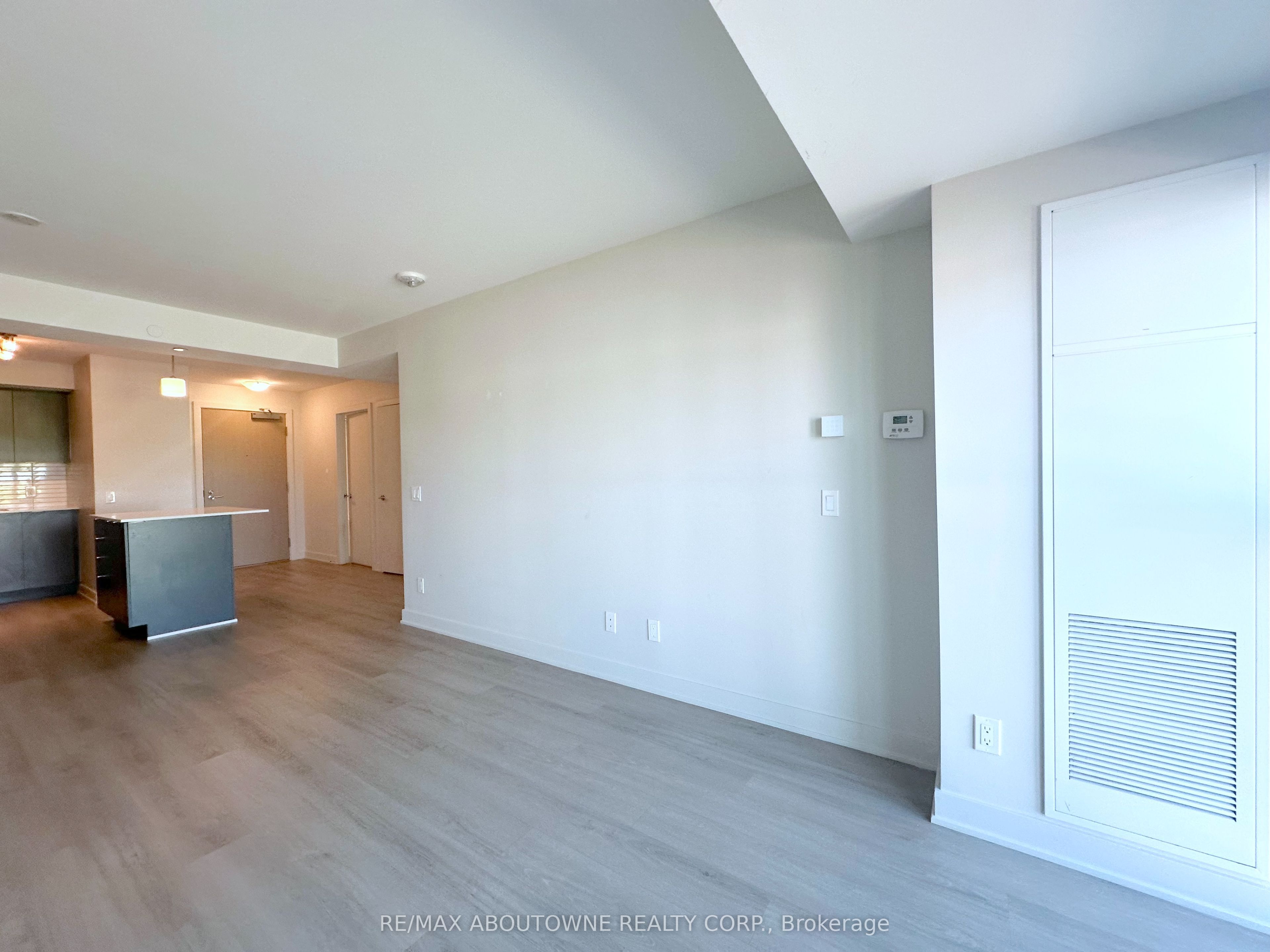 3385 Dundas Street W 311