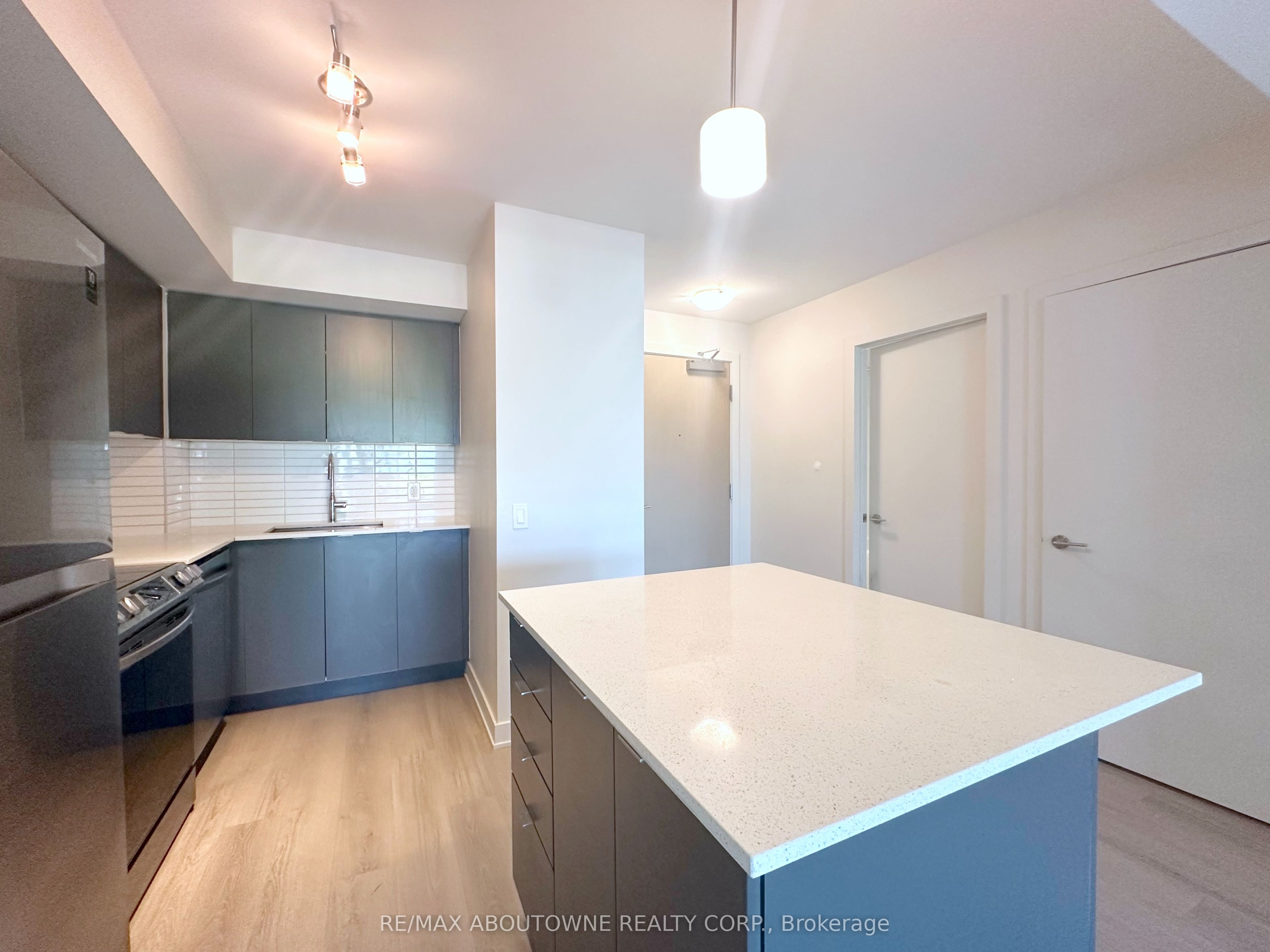3385 Dundas Street W 311