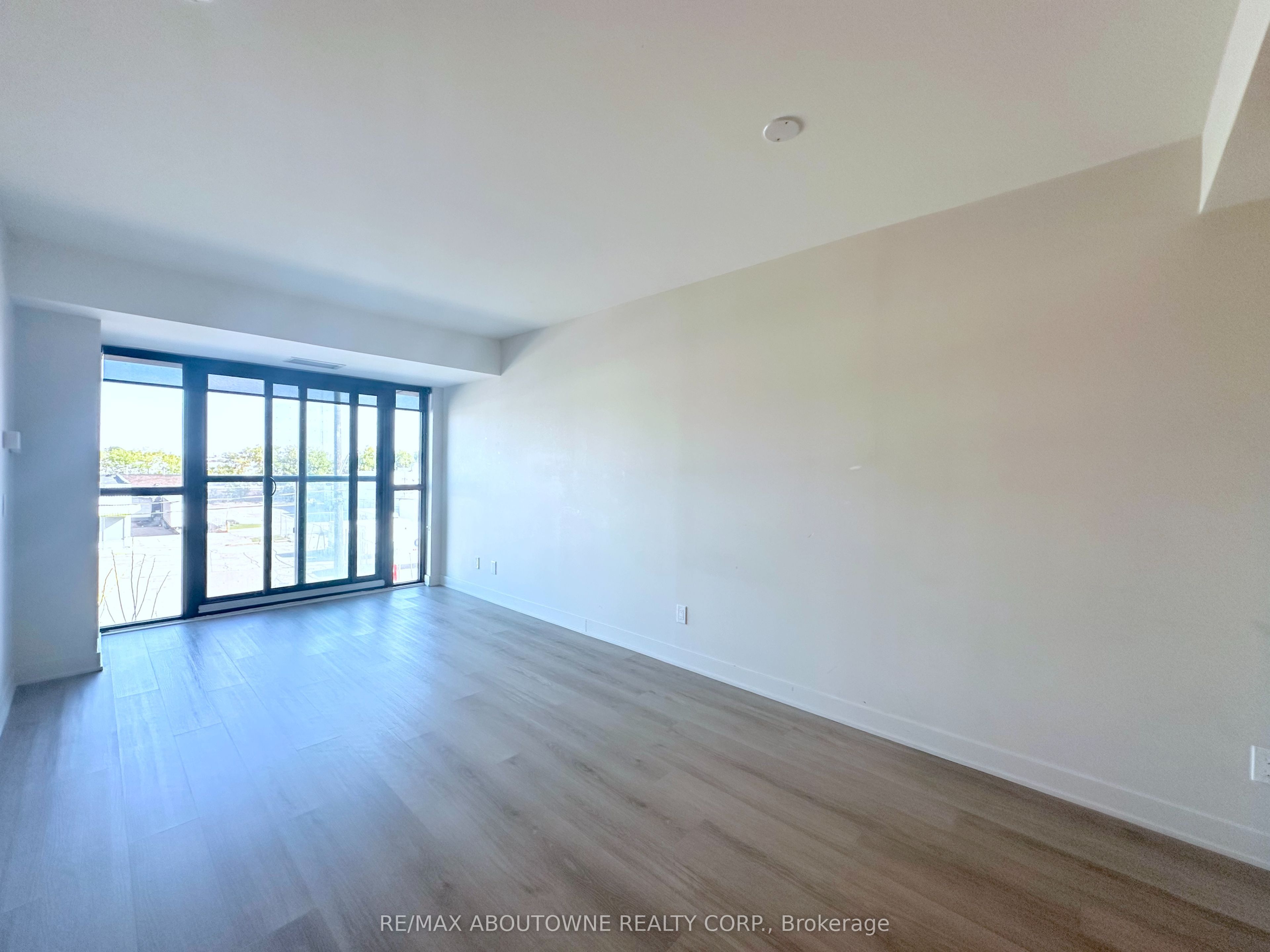 3385 Dundas Street W 311