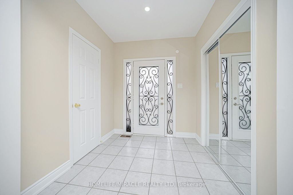 Photo of 15 Starhill Crescent, Brampton, ON L6R 2P9 (MLS # W12650648)
