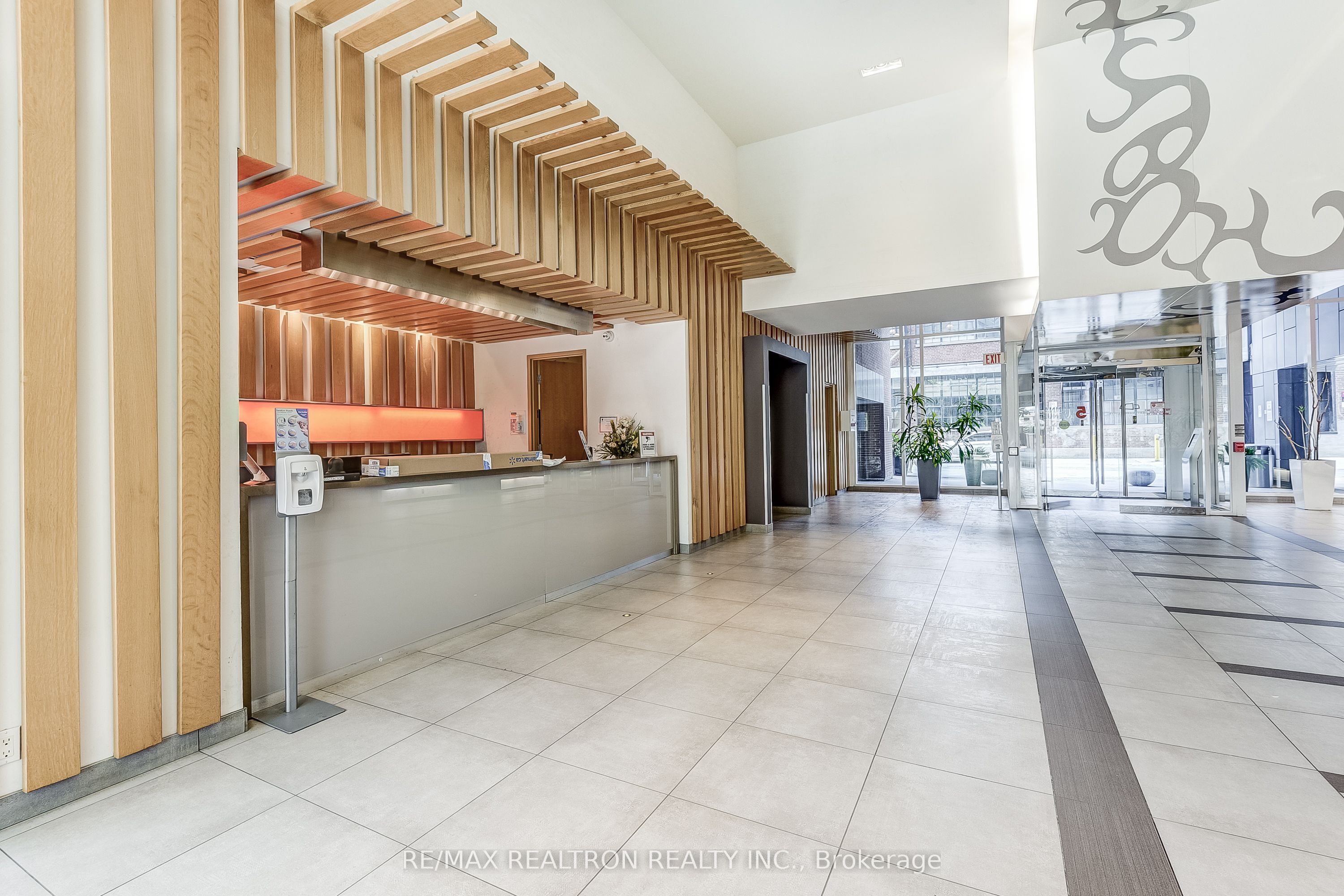 5 Hanna Avenue 449