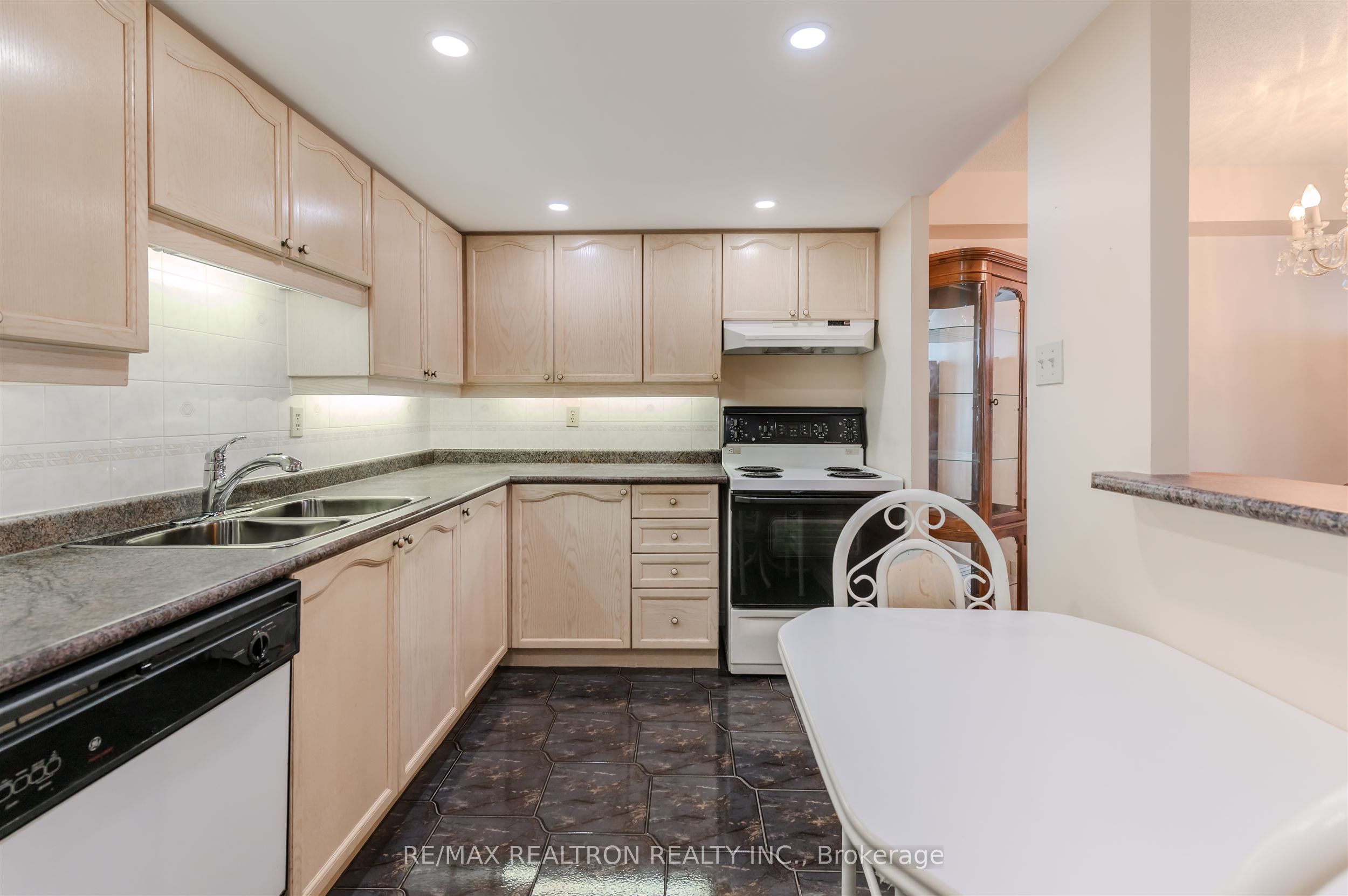 1091 Kingston Road 429