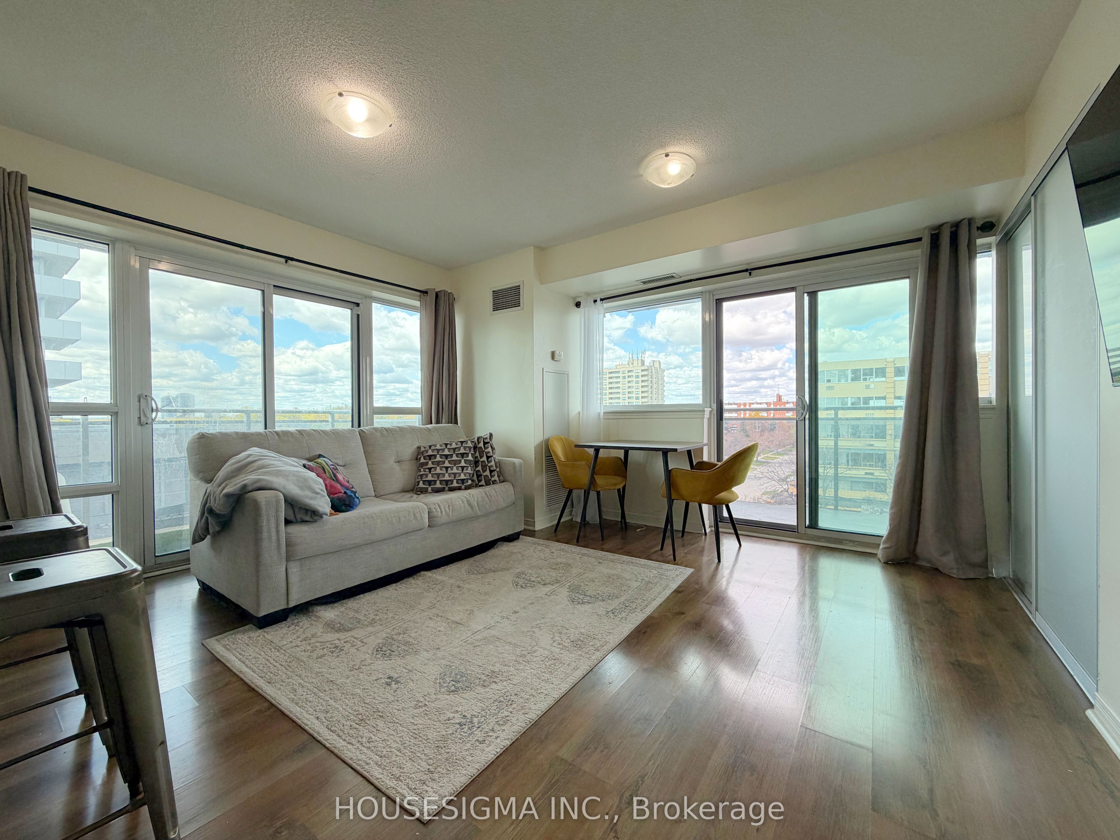 Photo 1 of 33 — 215 Queen Street E 509, Brampton, ON L6W 0A9