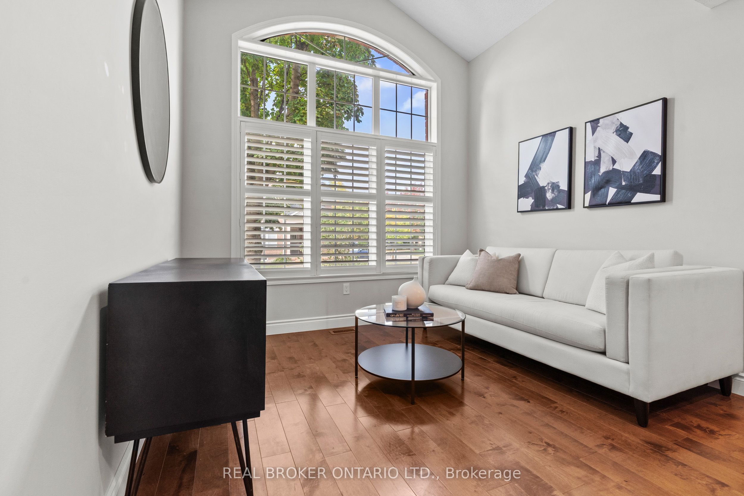2349 Falkland Crescent