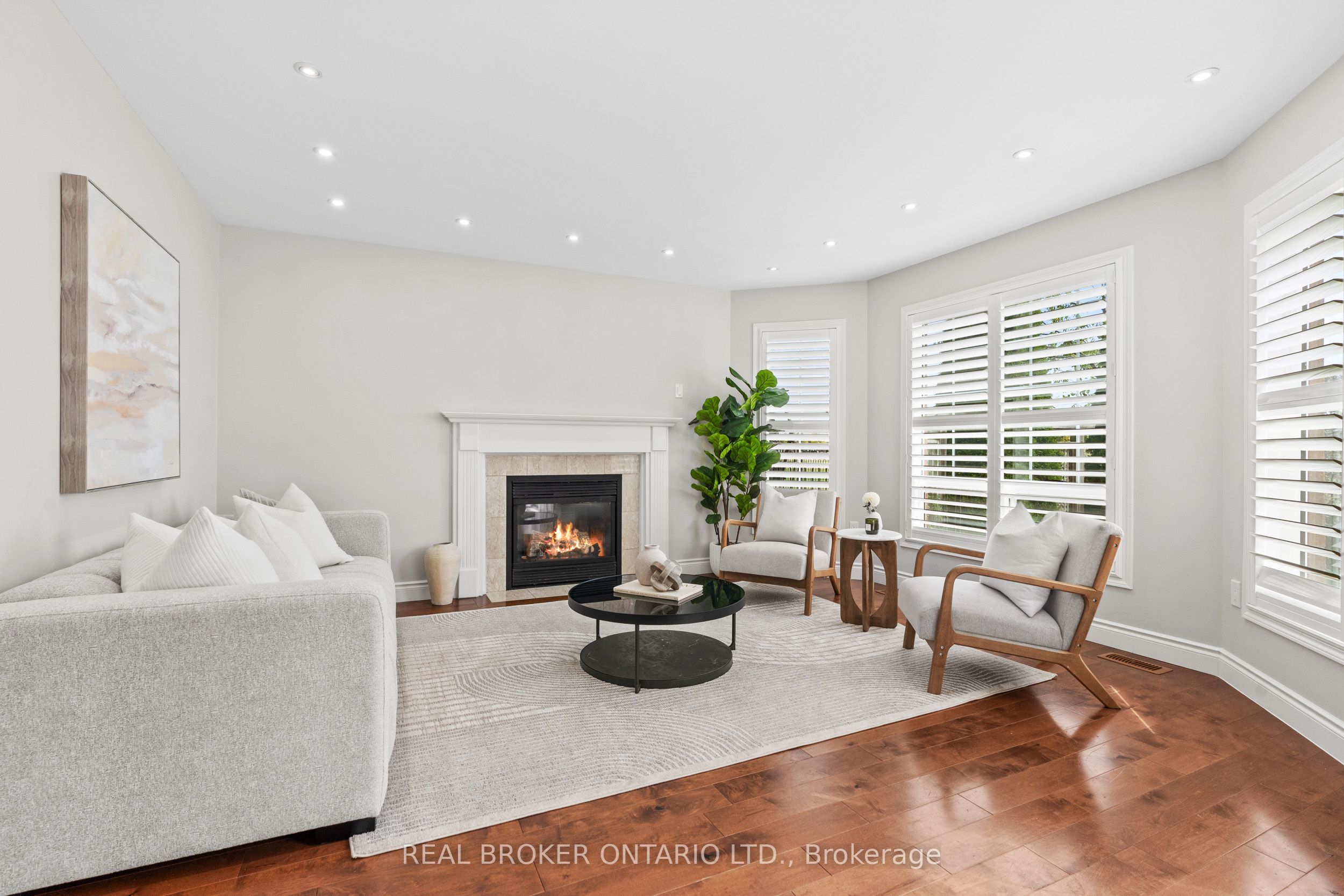 2349 Falkland Crescent