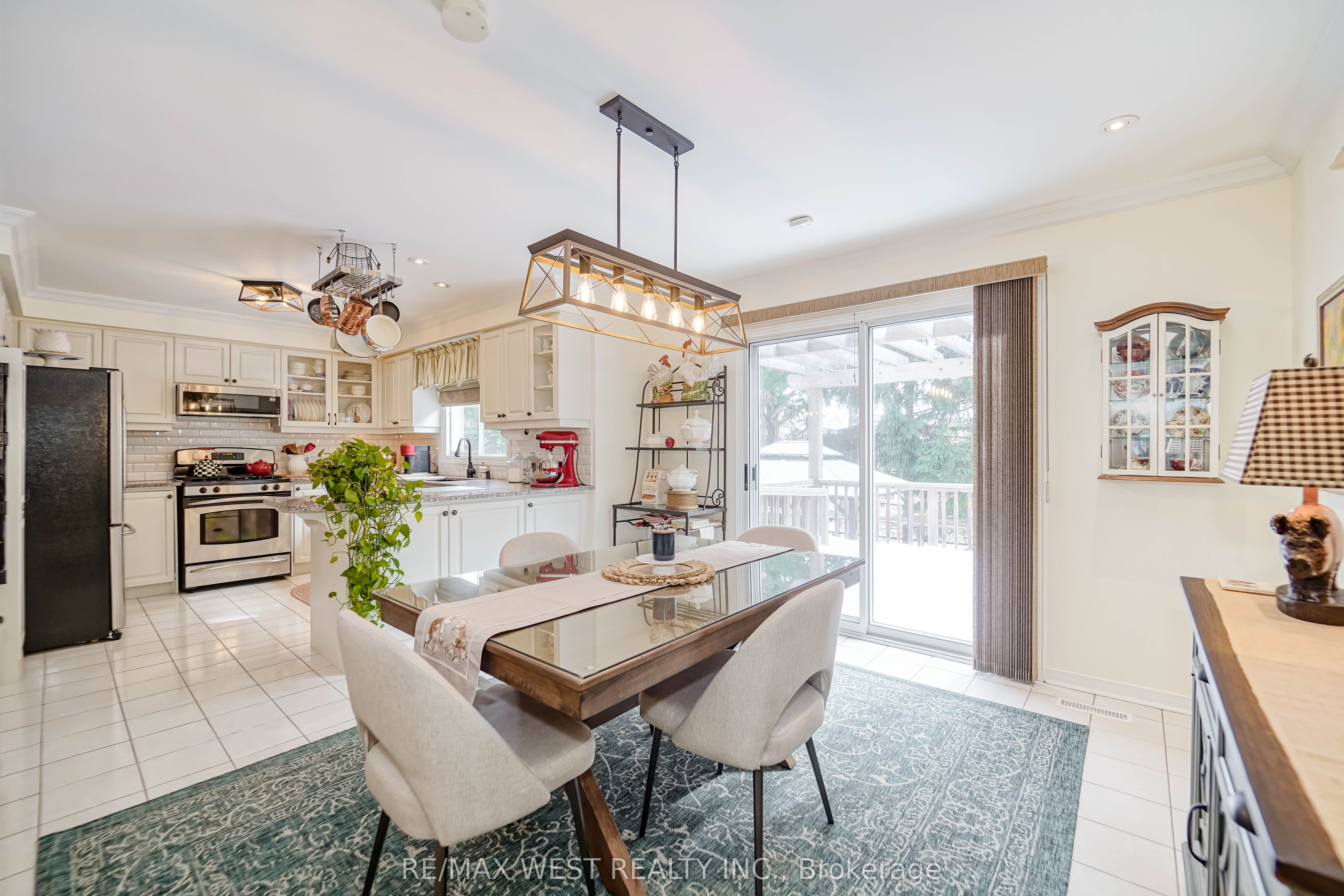 43 Summitcrest Drive