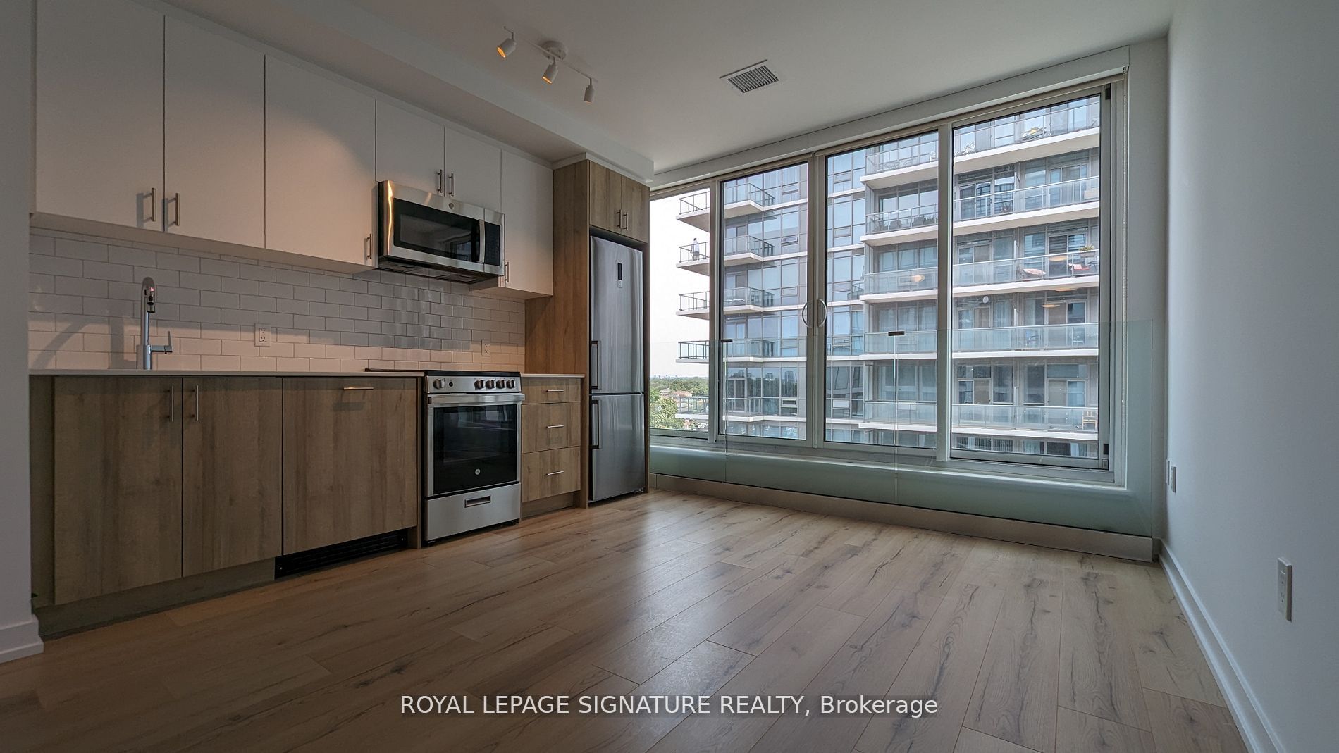 1195 The Queensway N/A 610