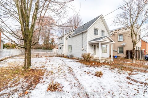Photo of 142 Hincks Avenue W, Renfrew, ON K7V 3S9 (MLS # X12680560)