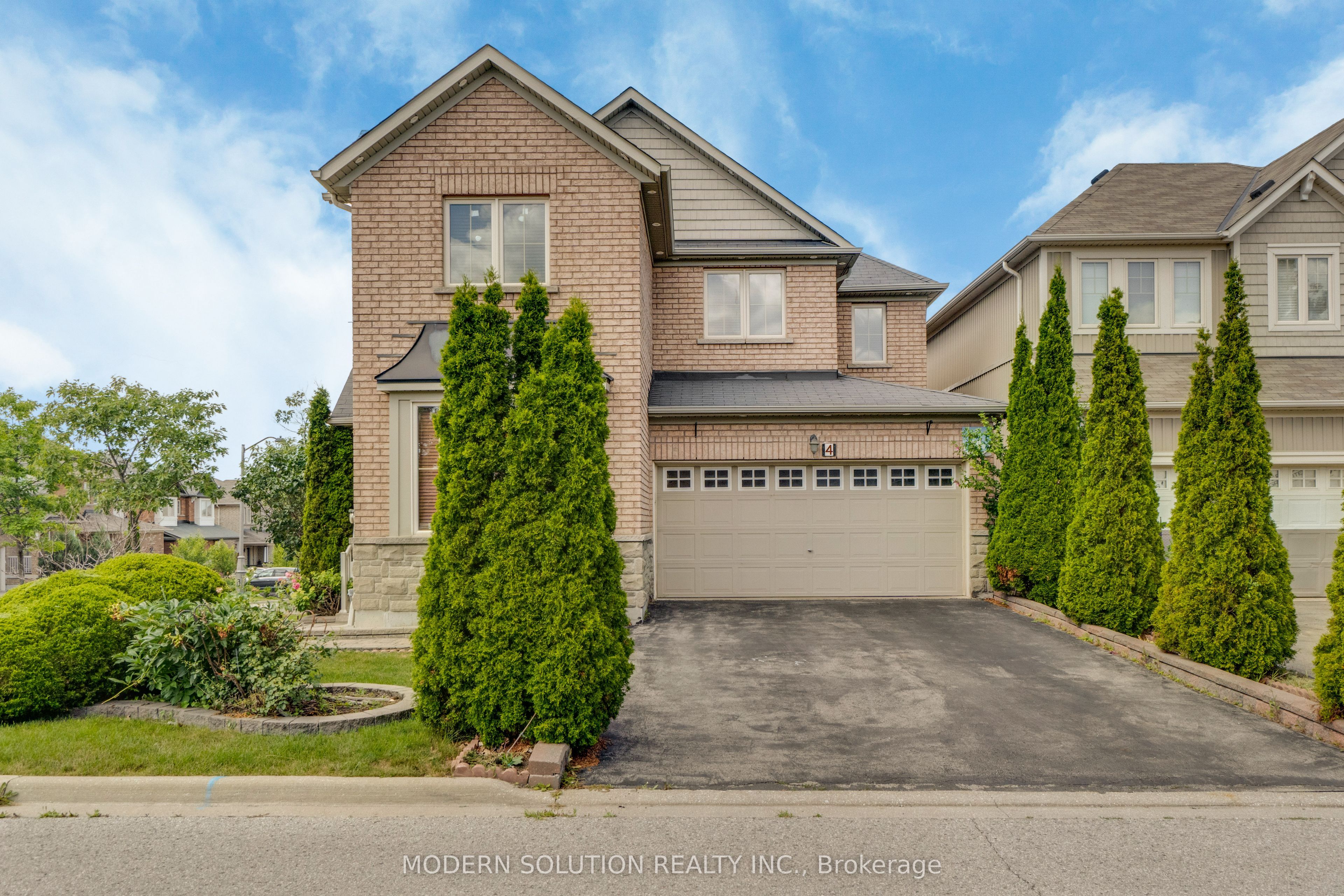 4 Overhold Crescent