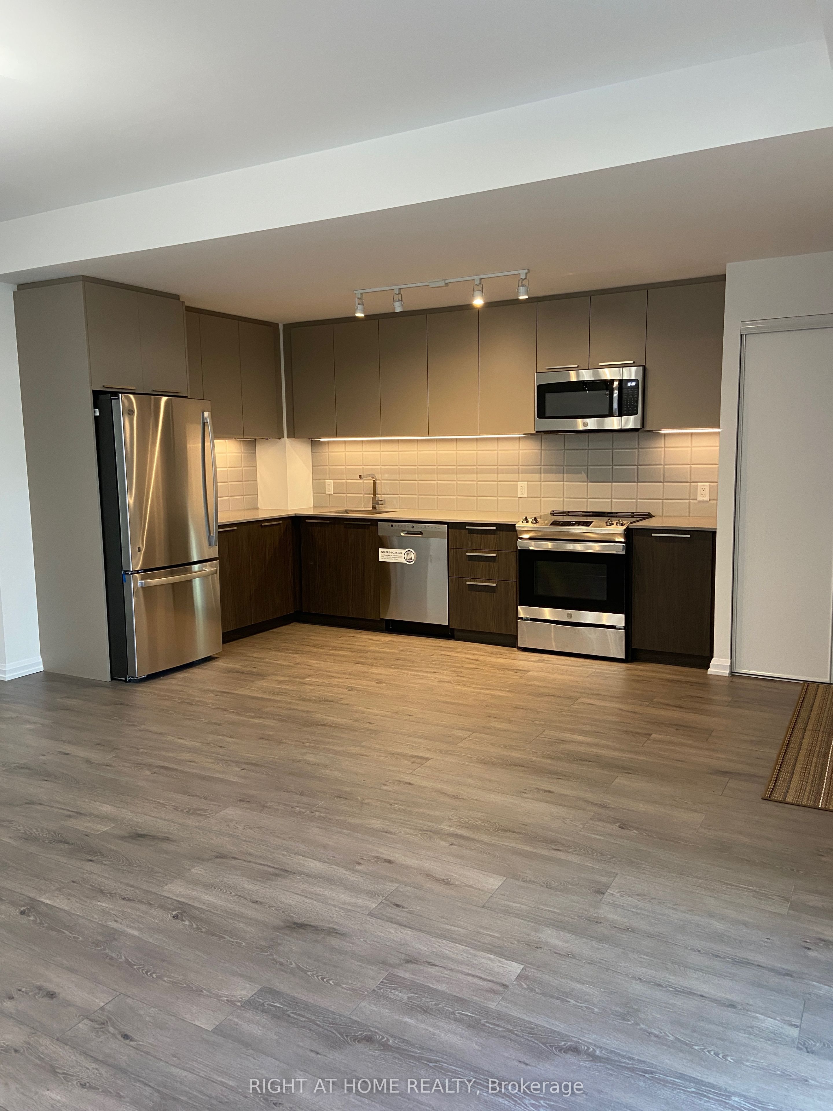 15 Brin Drive TH 17